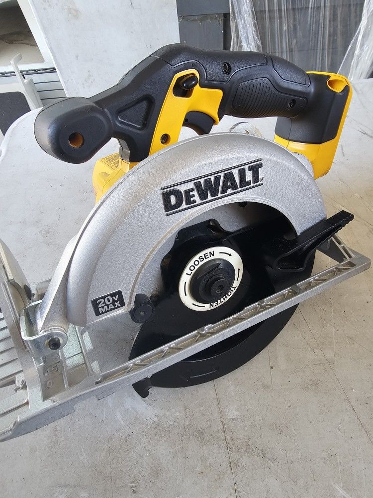 Dewalt 20v MAX Cordless 6.5 in. Sidewinder Style Circular Saw (Tool Only). In Excellent Condition!!
