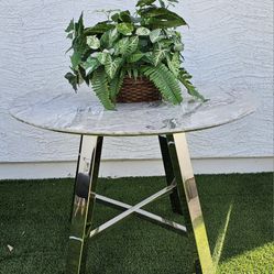 Modern 42” Round Faux Marble Dining Table – Like New!