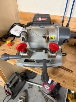 Silca key cutting machine