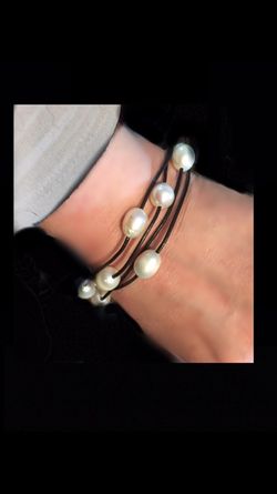 Nice leather and pearl bracelet