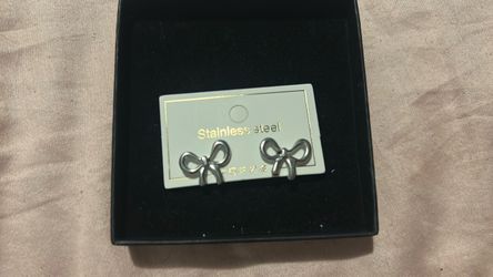 Bow earring