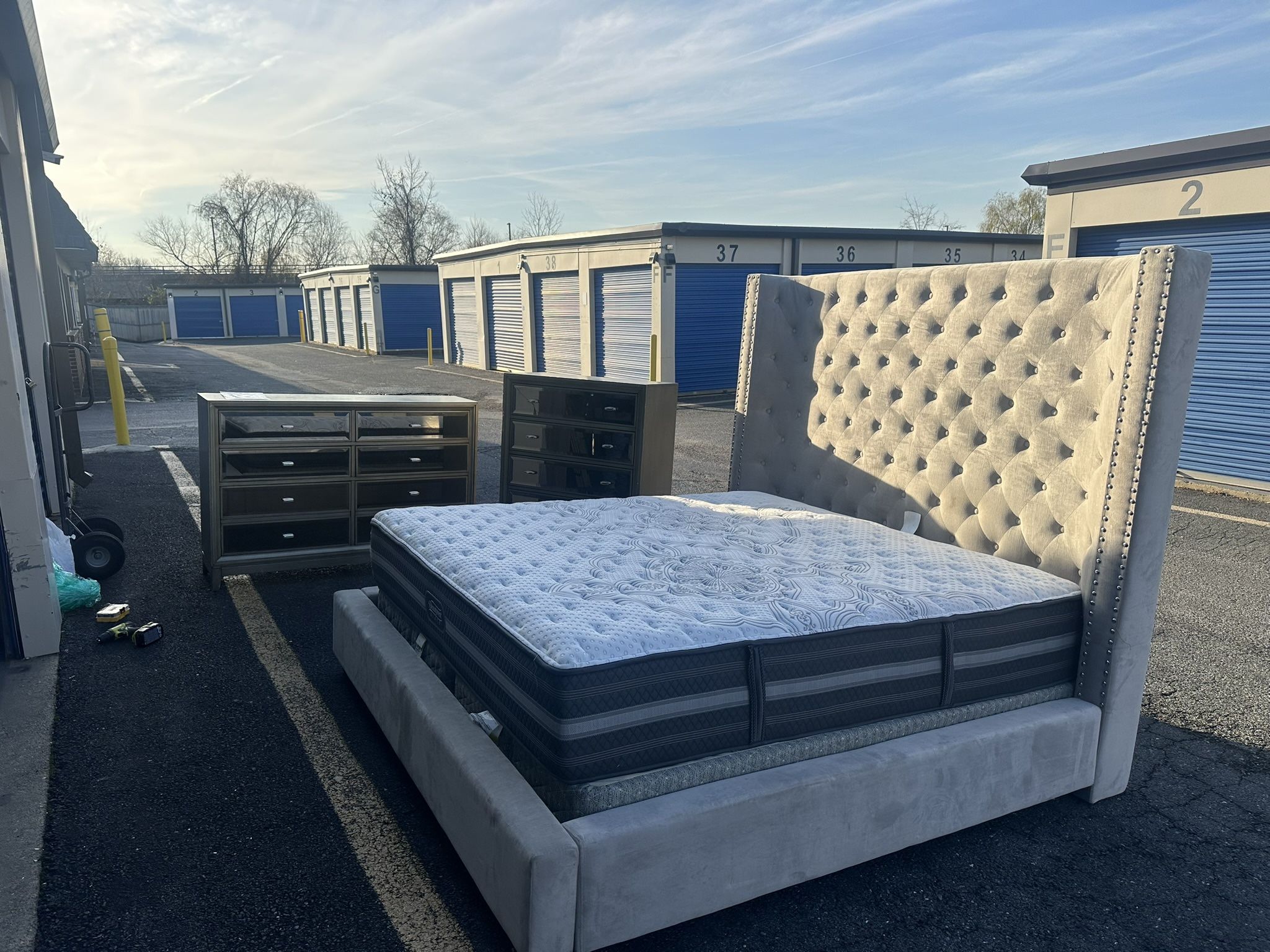 King Bed And 2 Dressers