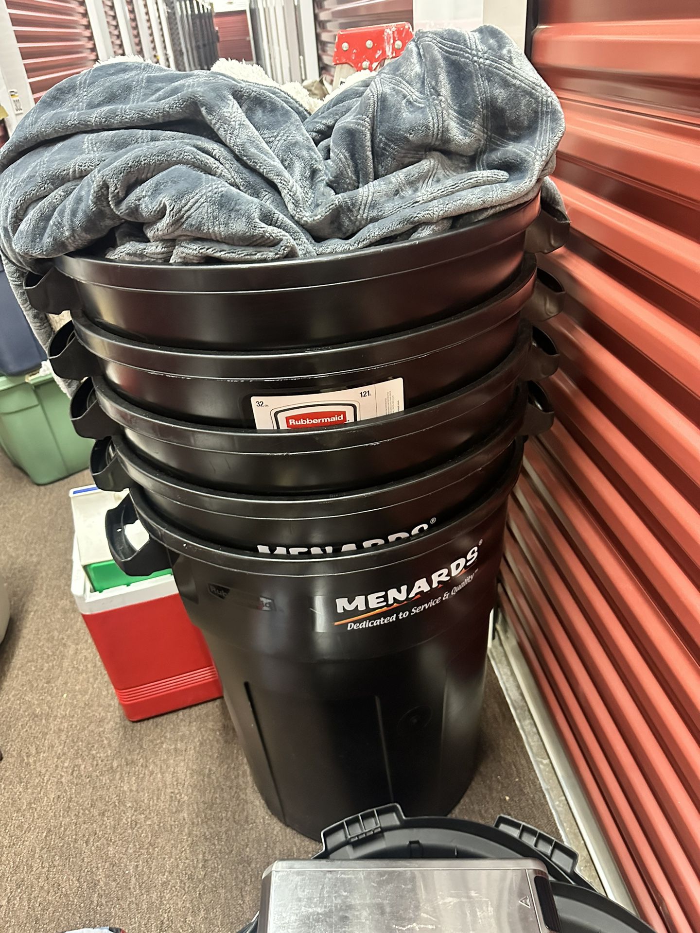 New Menards Rubbermaid Trash Cans