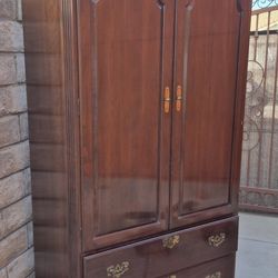 VERY   NICE   MOHAGANY   FINISH   ETHAN   ALLEN   BEDROOM   ARMOIRE   & BED  FRAME  SET   ☆☆   BOTH   OF   THEM   SELLS   FOR  $ 350.00