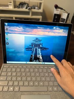 Microsoft Surface Pro – Core i5 / 16GB RAM / 256GB SSD – Touchscreen Laptop / Tablet + Charger