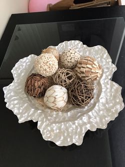 Decorative plate with rattan balls