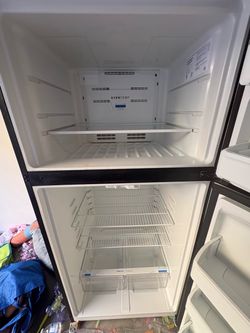 Frigidaire Top-Freezer Refrigerator