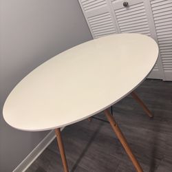 Round White Table with  4 Chair