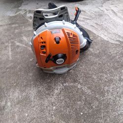 Stihl BR600 blower in excellent condition, ready to use, like new, no problem starting 