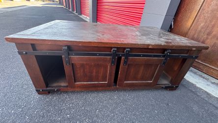 Wheeled Coffee Table  FR EE