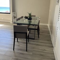 Dining Room Table with 6 chairs