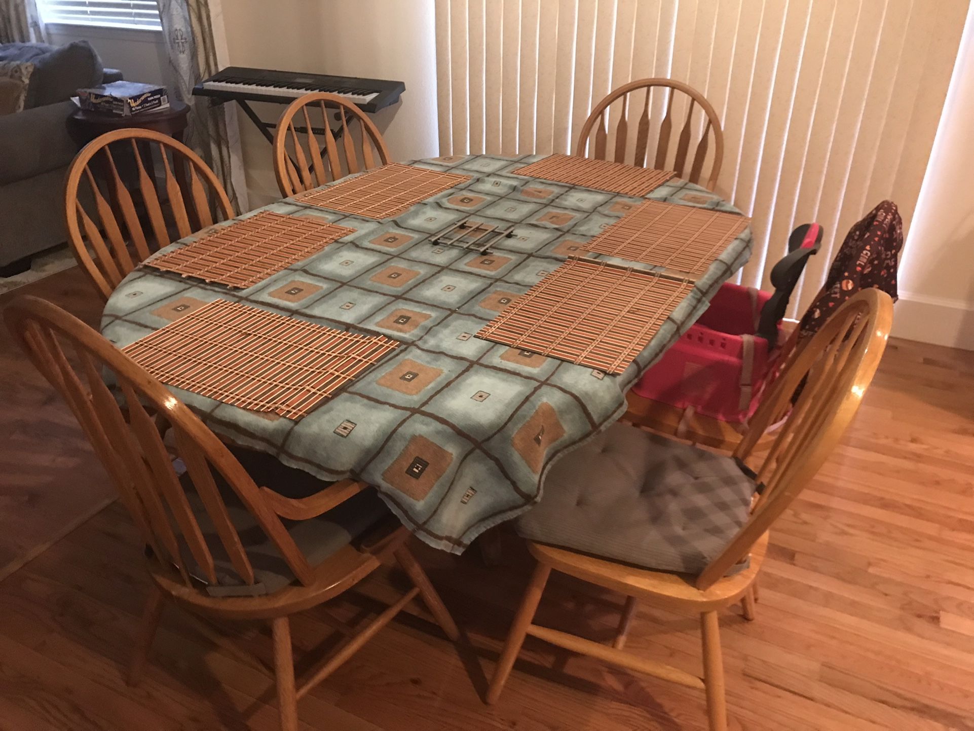 Oak dinning table with 6 chairs