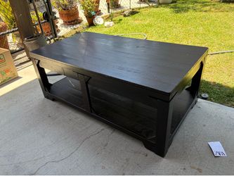 Solid wood coffee table with lift desk