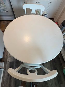 Round Dinner Table