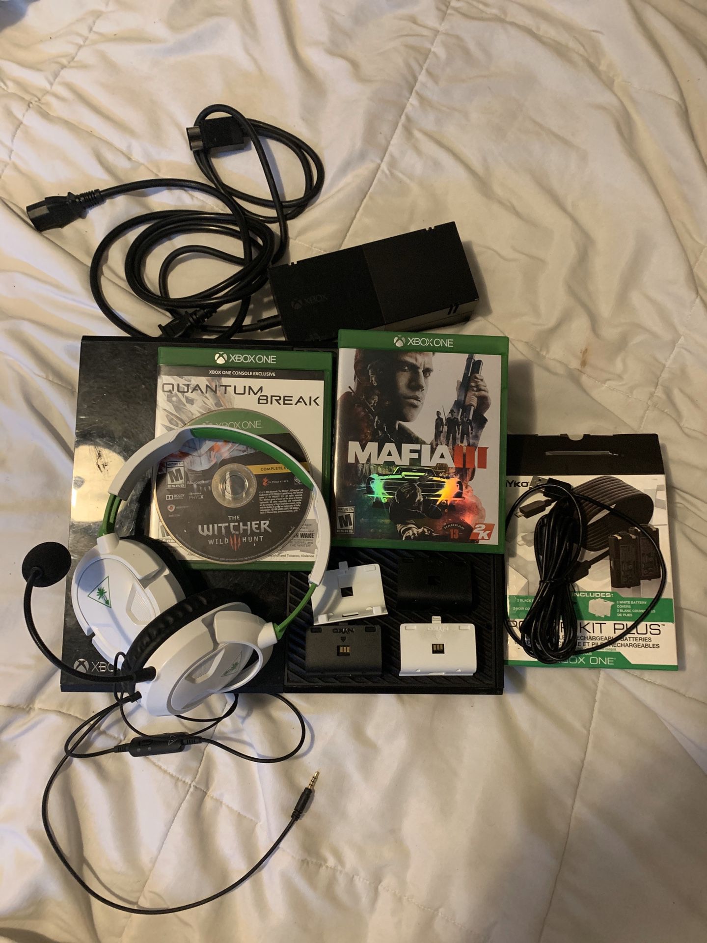 Xbox One , 3 Games and Accesories