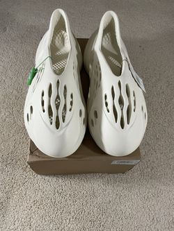 Yeezy Foam RNNR Ararat Size 9