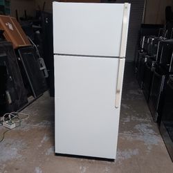 Refrigerator Ge W28"  2 Door In Color White Working Good And 40 Days Warranty Too