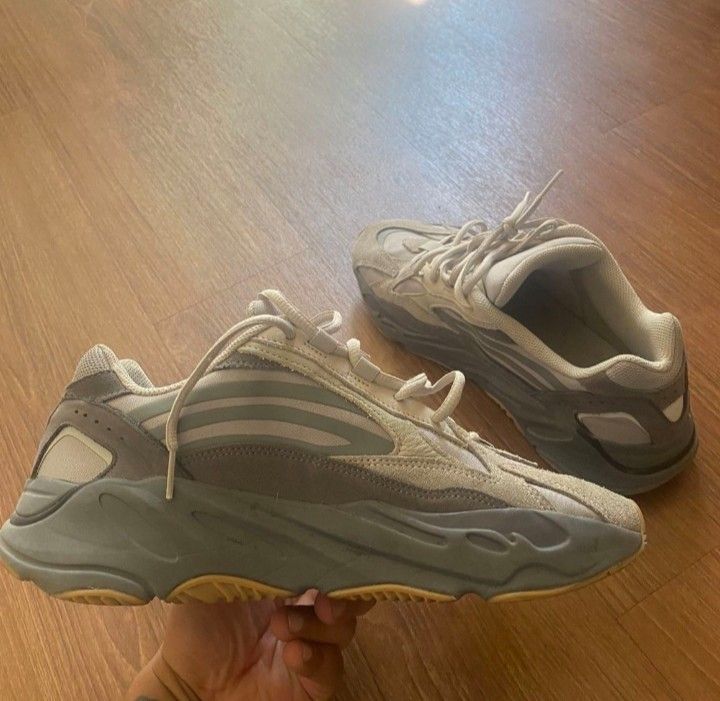 Adidas Yeezy Boost 700 V2 