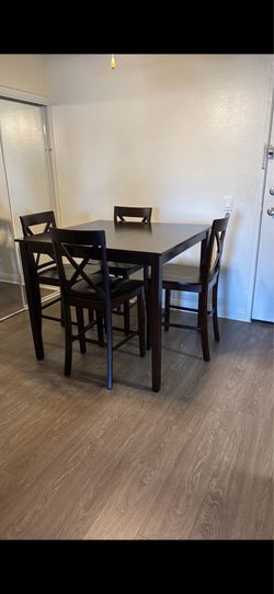 DINING TABLE WITH CHAIRS! Good Condition!