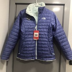 Chamarra north face nueva  doble vista  Talla XL de niña  nueva  $90 dlls nueva  Estoy en northeast