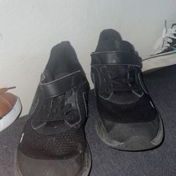 Black Nike Size 2.5 Boys 