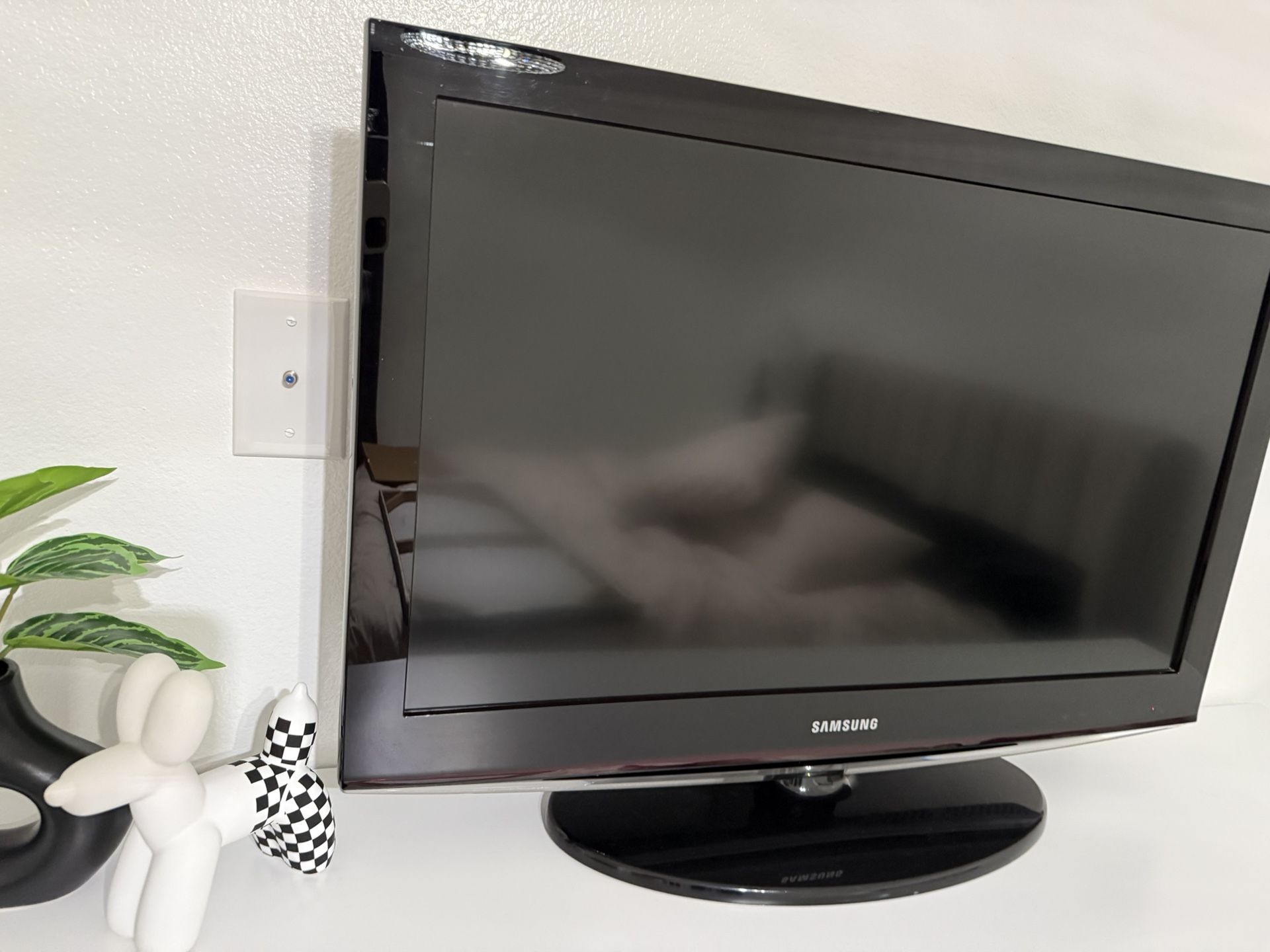 $30 Tv Works Very Well With A Roku Or Anything Like That Has Original Control