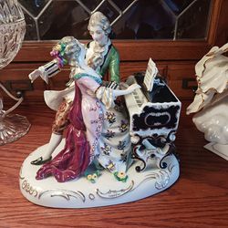  BEAUTIFUL VINTAGE VICTORIAN STATUE  REALLY NICE 