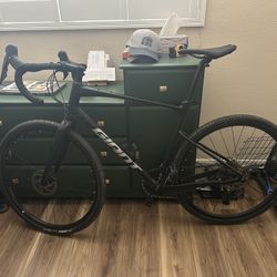 Giant Revolt 0 - 2022 Gravel Bike