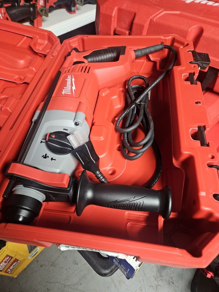 MILWUAKEE CORDED SDS PLUS ROTARY HAMMER NEW