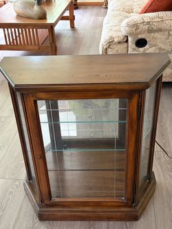 FANCY STURDY LIGHTED DISPLAY CABINET