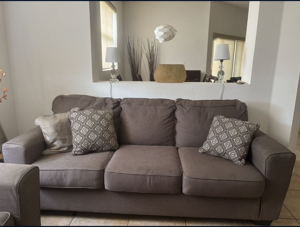 brown sofa/ sofa marron