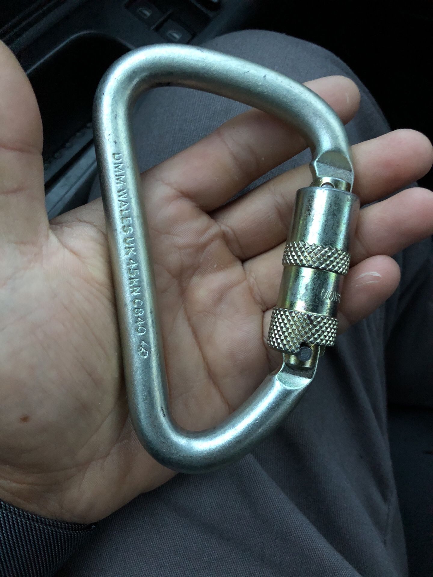 High weight capacity/ twist lock carabiner
