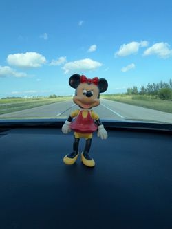 VINTAGE WALT DISNEY WORLD - MINNIE MOUSE PLASTIC FIGURE - 6". Is a lil dirty & has marks from play