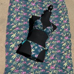 Leaf print bikini matching beach blanket