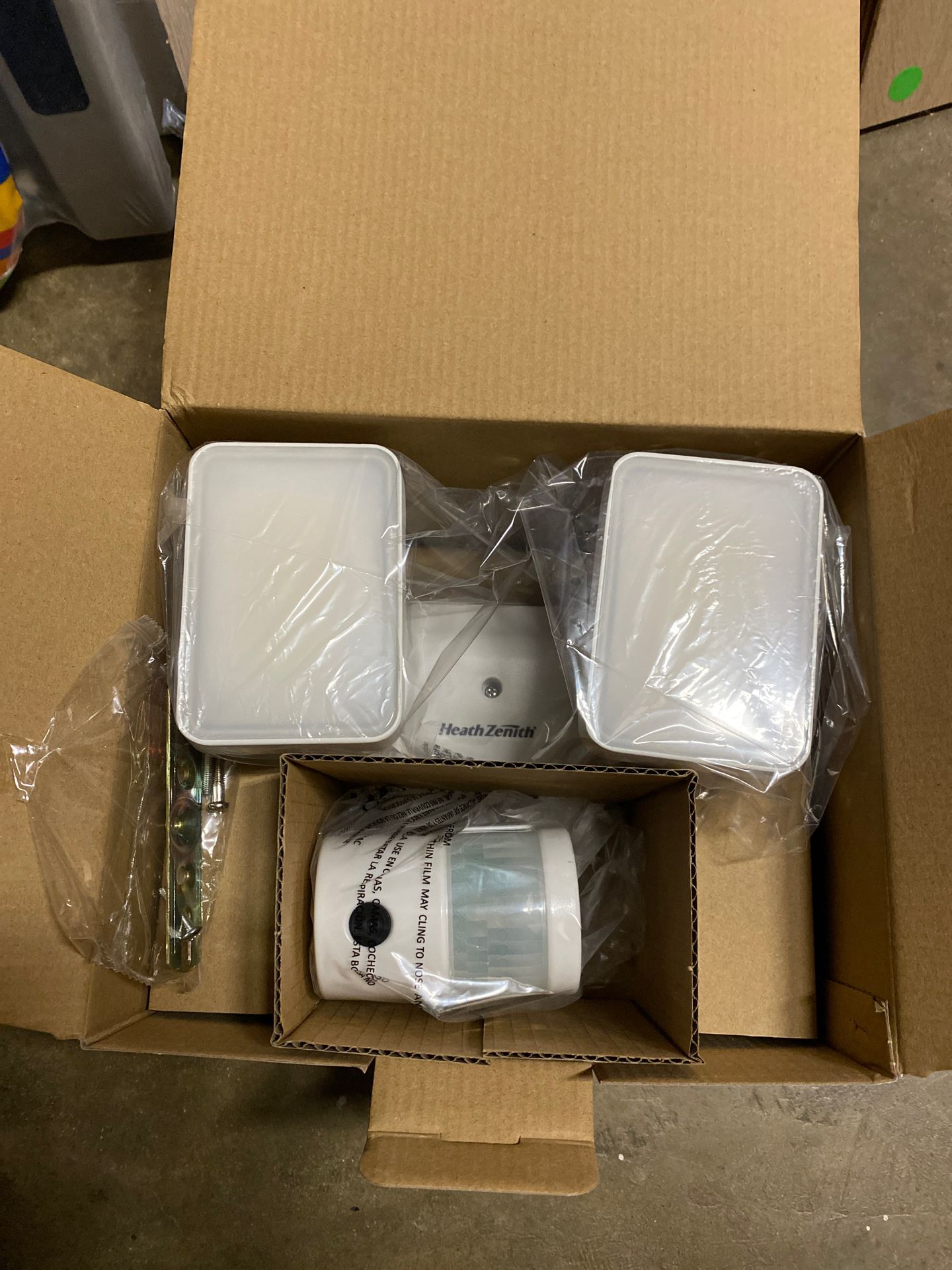 Brand new SECŪR360 connected led video security motion light model 9300