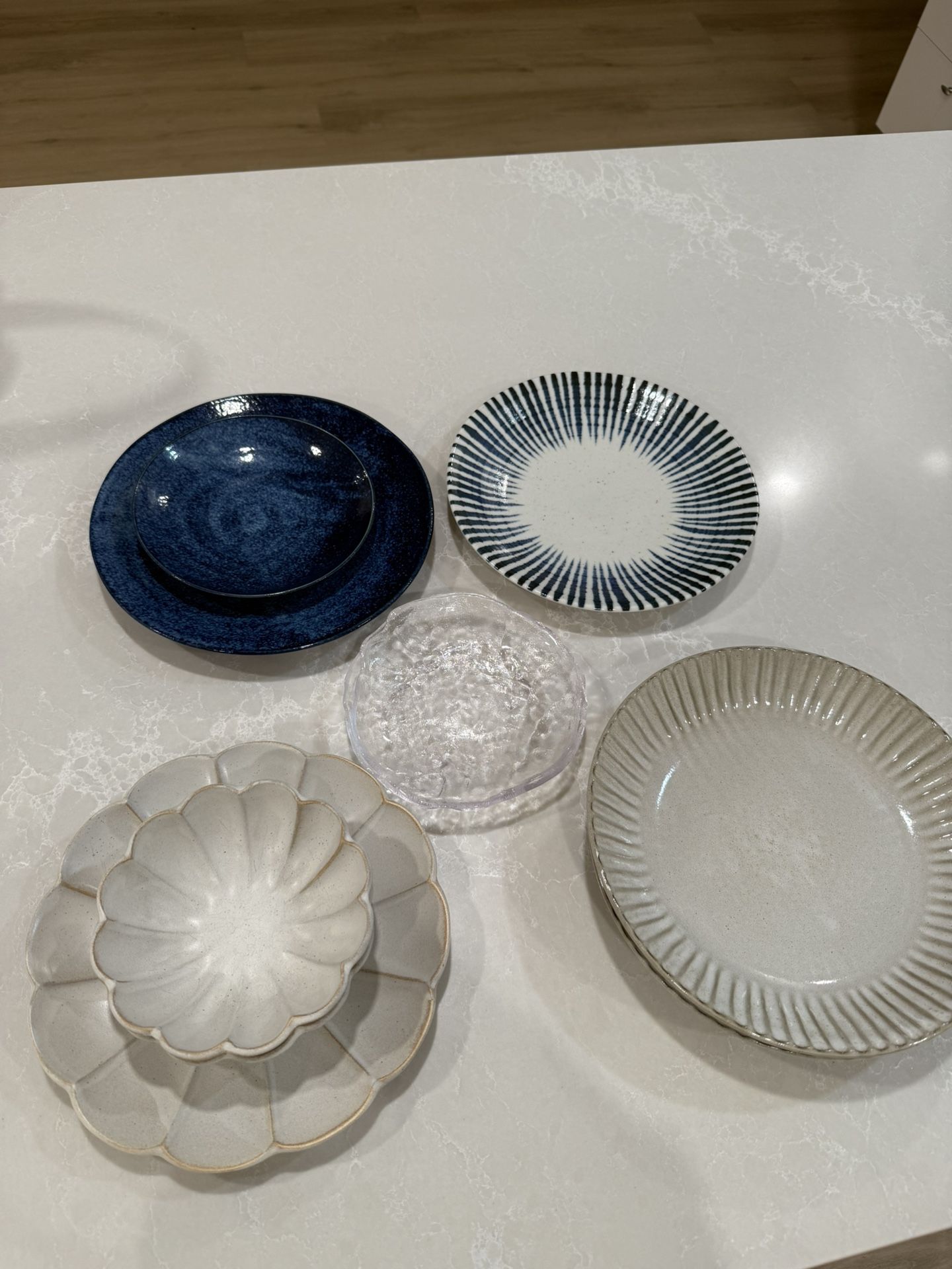 Set Of 9 Dishes. Dinner Plates