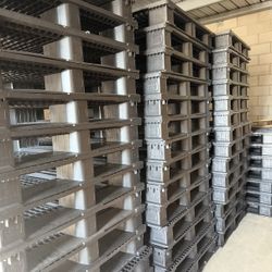Plastic Pallets 48x40 Heavy Duty $16 Each Minimum 6 Pallets For Purchase 