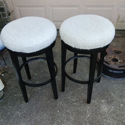 2 Swiveling Bar Stools 