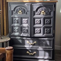 Cabinet w/ 2 Drawers.