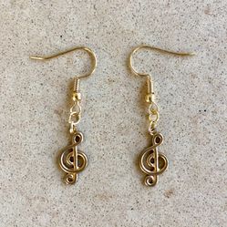 🎼 Cute, handmade treble clef gold tone earrings