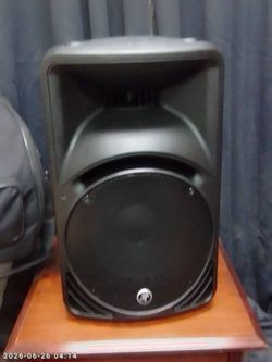 Mackie speakers