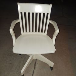 LIKE BRAND NEW SOLID WOOD LARG DESK CHAIR LOUNGE BACK ETC 25 FIRM PAID 239