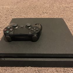 PlayStation SP4 1TB desk