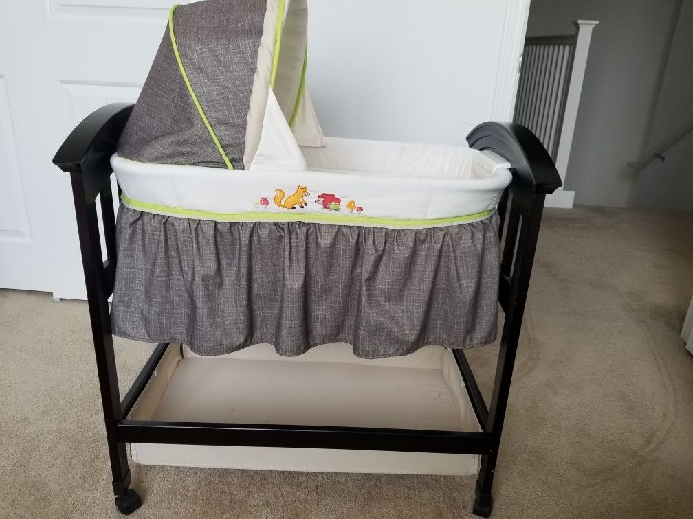 Summer Infant Fox & Friends Classic Comfort Wood Bassinet, Espresso Stain