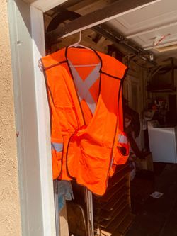 safety vest  W pockets    so description