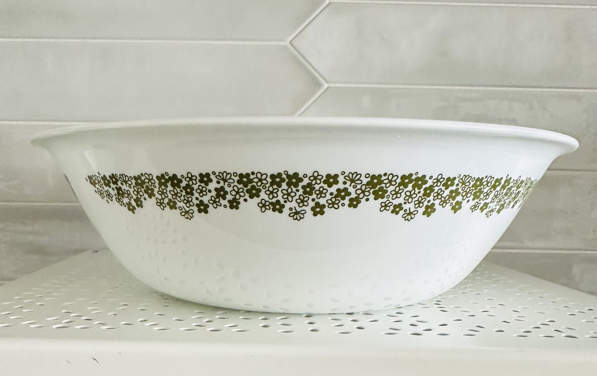 Vintage Corelle Spring Blossom 10 1/4" Large Salad/Serving Bowl 3” tall. Very nice condition. Super shiny.