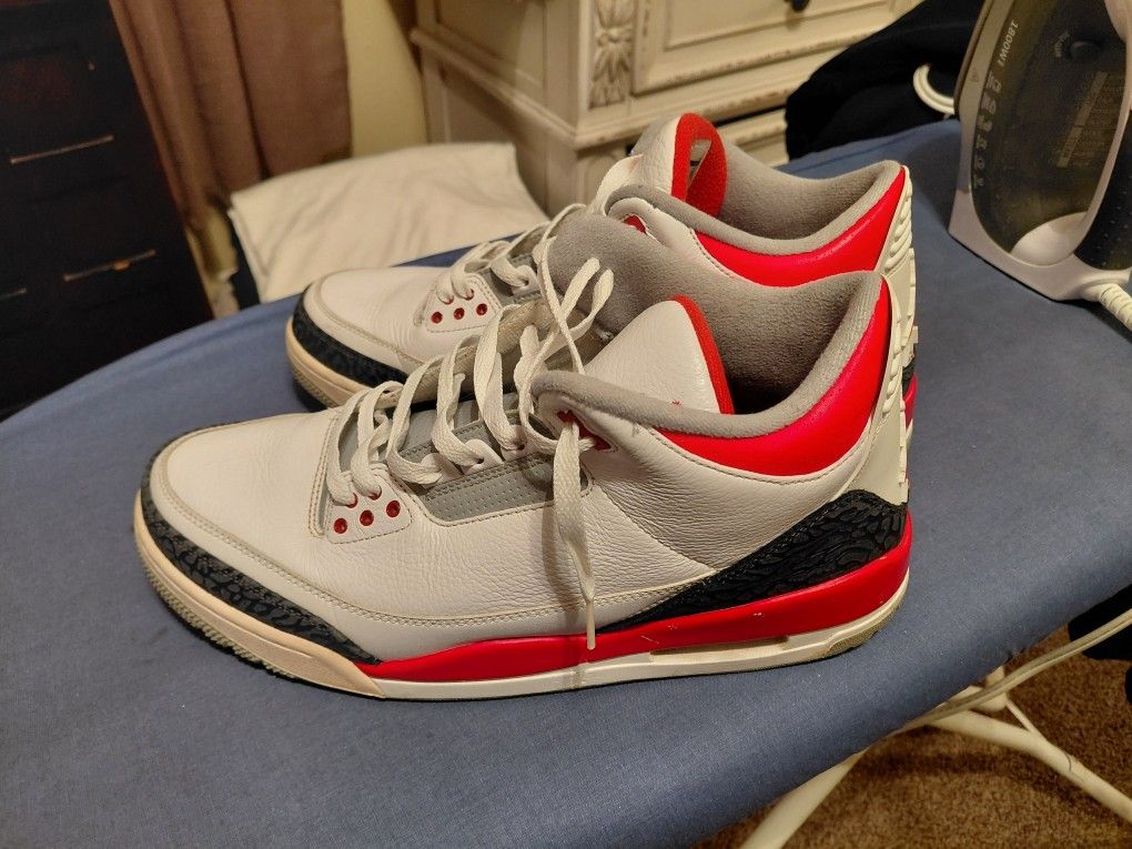Jordan 3 Fire Red Sneakers