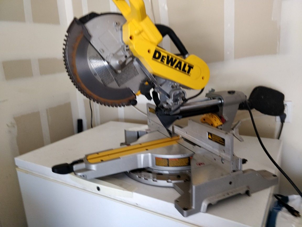 DeWalt 12 inch sliding miter saw dw779 in excellent condition