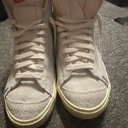 Lady’s Tennis Shoes 