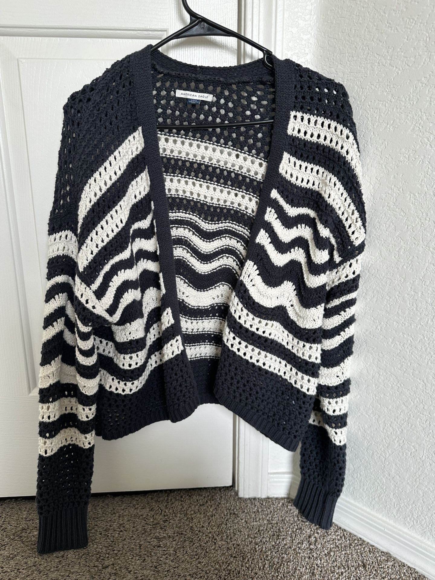 American eagle black & white knit sweater striped wavy pattern Size small